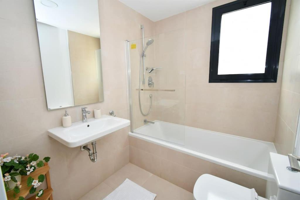 マラガCasa Kerr - Luxury Apt - Sleeps 9 - Los Bolichesアパートメント エクステリア 写真